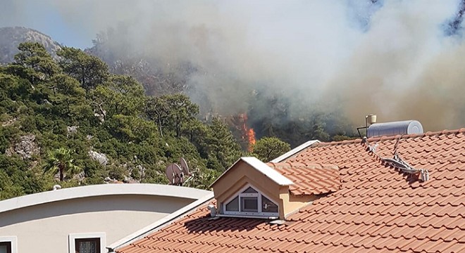Marmaris te yerleşim yeri yakınında orman yangını