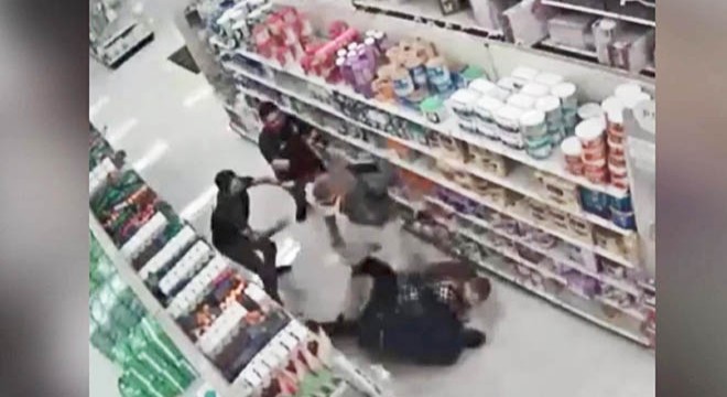 Maske takmayan müşteri güvenlik görevlisine saldırdı