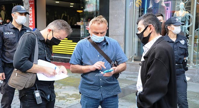 Maske takmayanlar, sivil polislere yakalandı