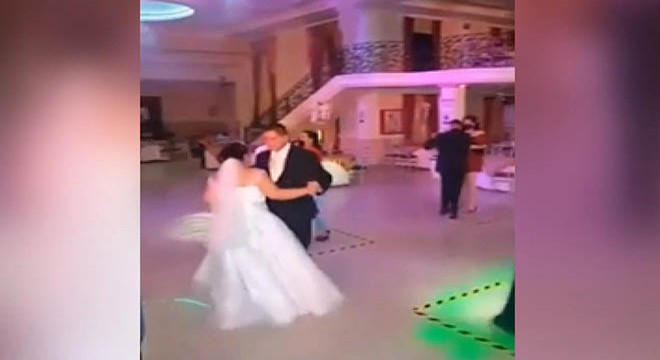 Meksika’da düğünde  sosyal mesafeli  dans