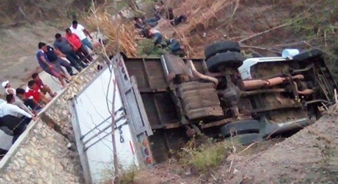 Meksika da kamyon kaza yaptı: 25 ölü