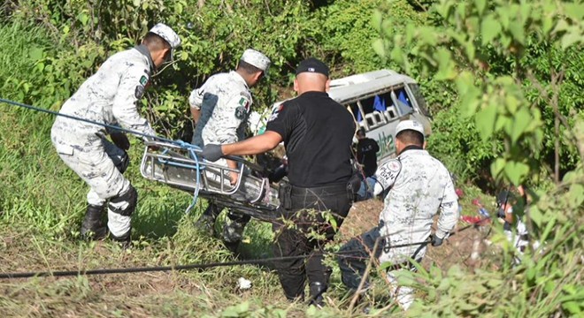 Meksika’da yolcu otobüsü uçuruma yuvarlandı: 18 ölü