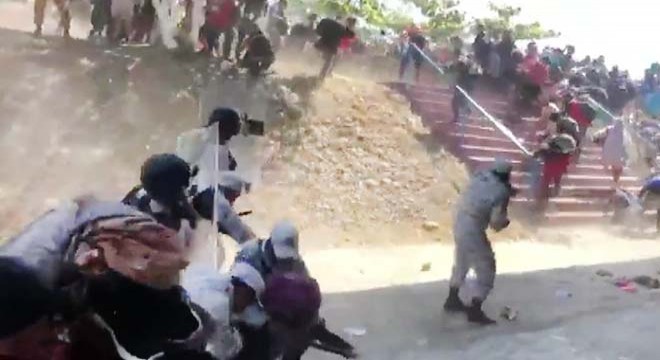 Meksika güvenlik güçleri ve göçmenler arasında çatışma çıktı