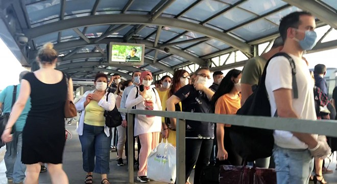 Metrobüslerde sosyal mesafesiz yolculuk