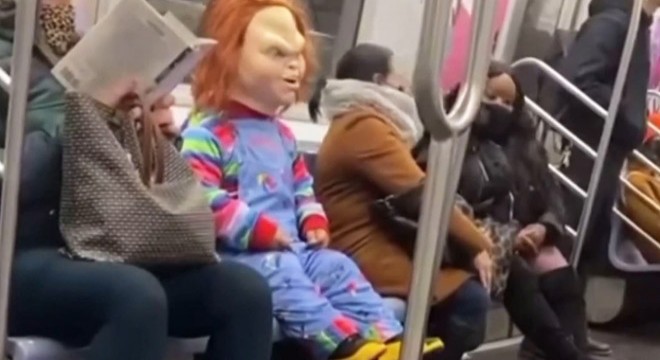 Metroda Chucky kostümlü  sosyal deney  viral oldu
