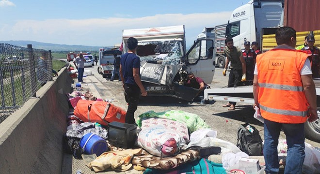 Mevsimlik işçileri taşıyan kamyonet devrildi: 15 yaralı