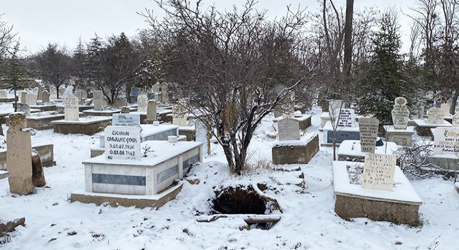 Mezarlıkta define kazısı yapan 4 şüpheli yakalandı