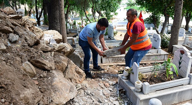 Mezarlıktaki göçüğü Büyükşehir onarıyor
