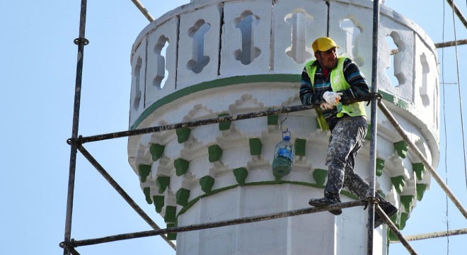 Minarede çalışan işçiler yürekleri ağza getirdi