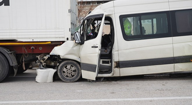 Minibüs, TIR a çarptı: 1 ölü, 3 yaralı
