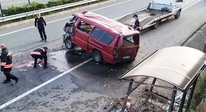 Minibüs, durağa çarpıp devrildi: 1 ölü, 2 yaralı