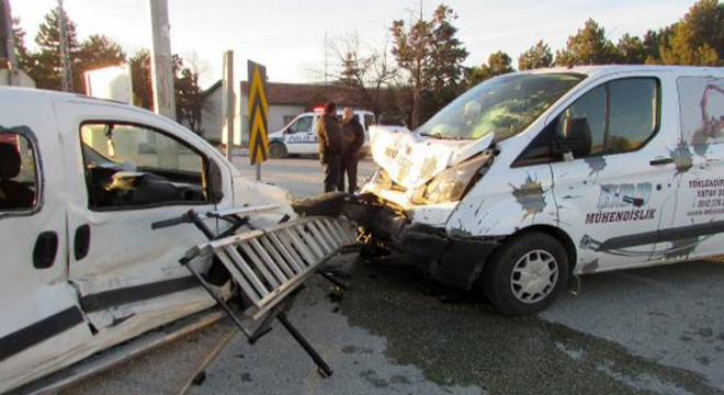 Minibüs ile hafif ticari araç çarpıştı: 4 yaralı