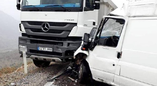 Minibüs ile kamyon çarpıştı: 1 yaralı