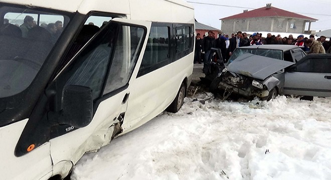 Minibüs otomobile çarptı: 1 ölü, 3 yaralı