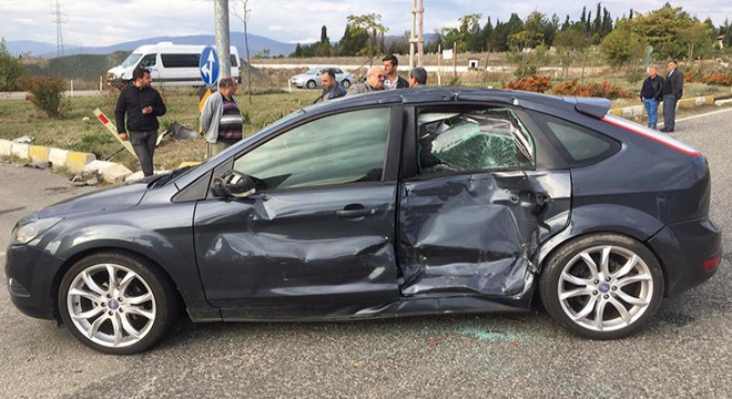Minibüs otomobile çarptı: 4 yaralı