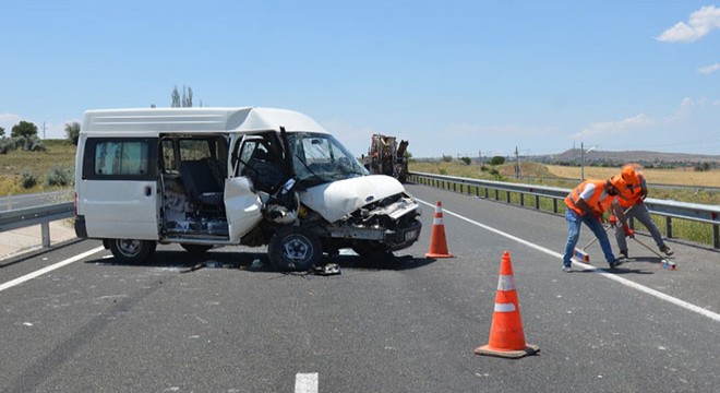Minibüs sondaj kamyonuna çarptı: 6 yaralı