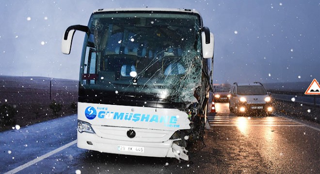 Minibüs, yolcu otobüsüne çarptı: 1 ölü, 1 yaralı