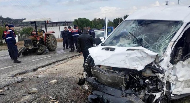 Minibüsle çarpışan traktörün sürücüsü öldü