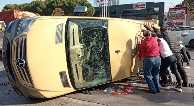Minibüsle hafif ticari araç çarpıştı: 6 yaralı