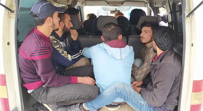 Minibüste 12 kaçak göçmen yakalandı, 2 kişi tutuklandı