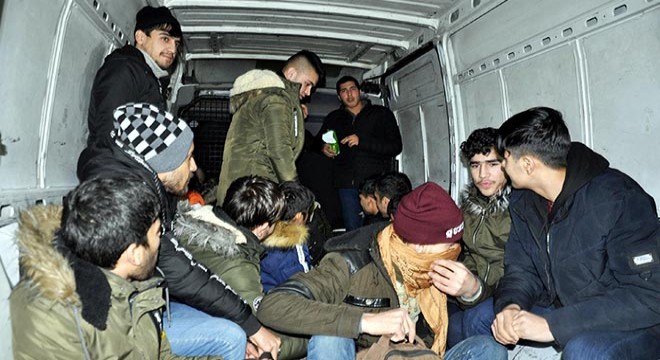 Minibüste 20 kaçak göçmen yakalandı