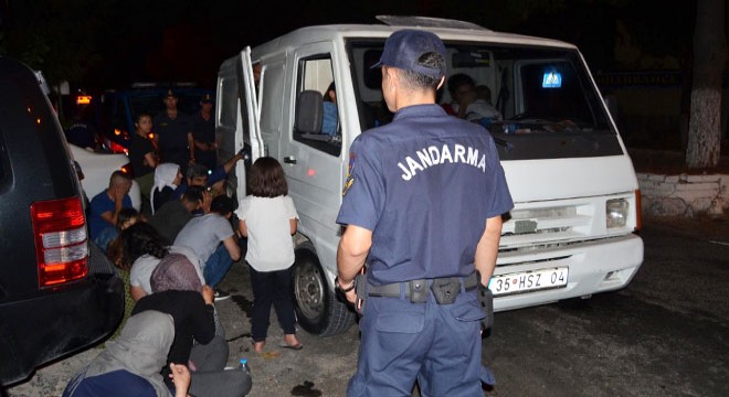 Minibüsten 35 kaçak göçmen çıktı: 6 gözaltı