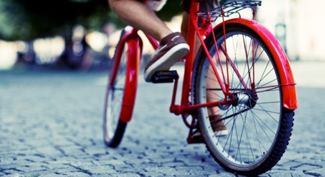 Minibüsün çarptığı bisikletli öldü