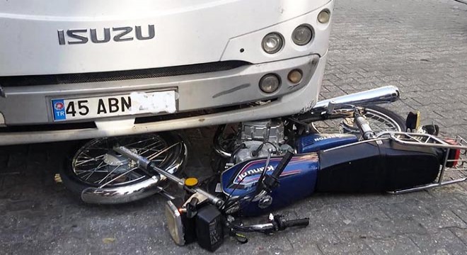 Minibüsün çarptığı motosikletin sürücüsü yaralandı