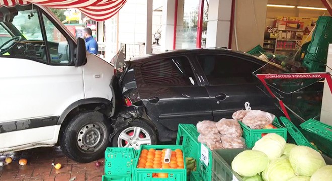 Minibüsün çarptığı park halindeki otomobil, markete daldı