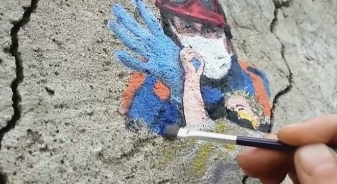 Minik Elif in enkazdan kurtarılış anını, duvara resmetti