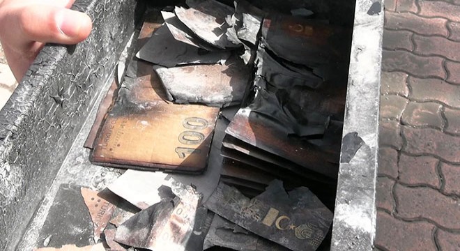 Mobilya fabrikasındaki yangında çelik kasadaki paralar da yanmış