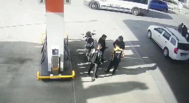 Motosiklet hırsızları benzinlikte polise yakalandı