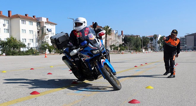 Motosikletli jandarmaya ileri sürüş eğitimi