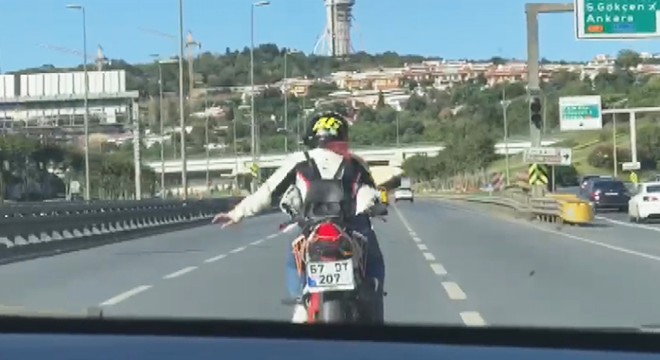 Motosikletli kadının tehlikeli dansı kamerada