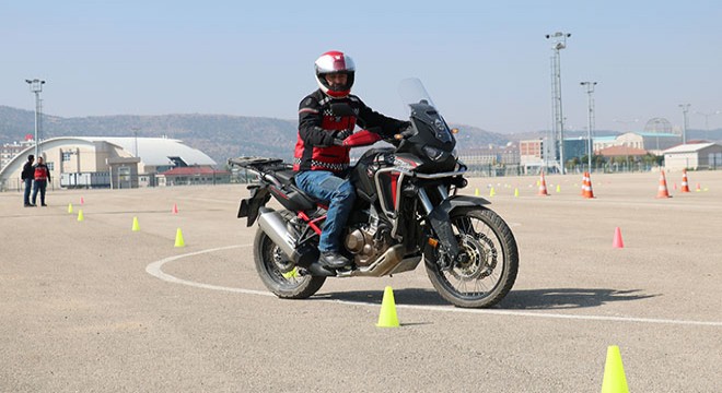 Motosikletlilere güvenli sürüş eğitimi