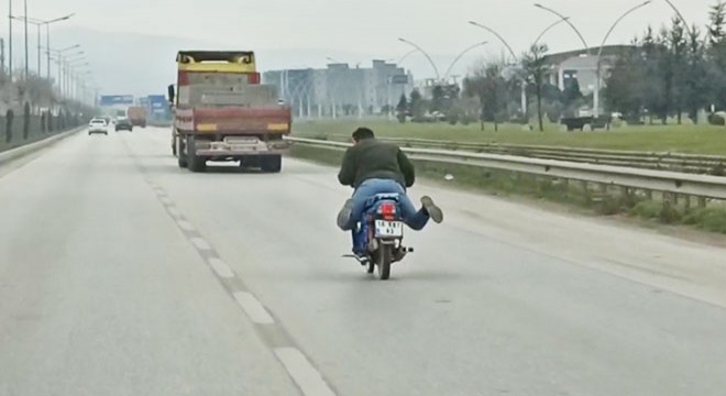 Motosikletlinin tehlikeli yolculuğu kamerada