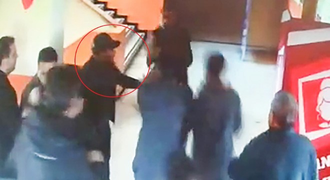 Müdür yardımcısına okulda veli saldırısı kamerada