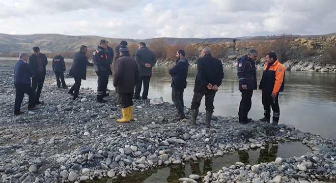 Murat Nehri nde avlanan balıkçı, kayıp olarak aranıyor