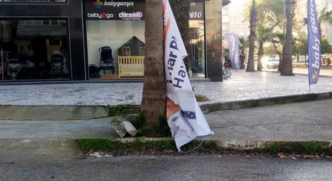 Muratpaşa Belediyesi afişlerine boyalı saldırı
