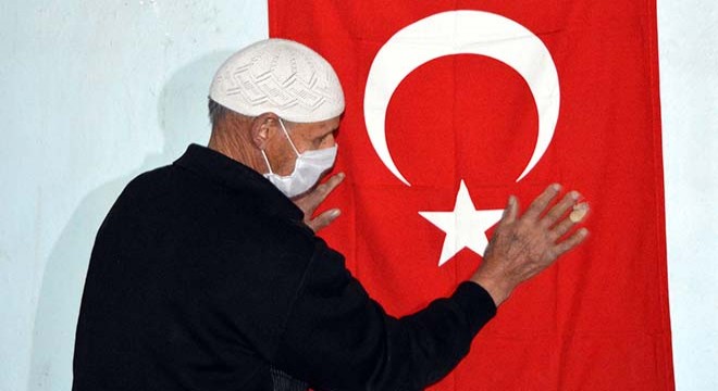 Musa dede Türk bayrağı istedi, polis evine getirdi
