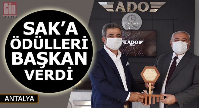Mustafa Sak a ödüllerini Başkan Davut Çetin verdi