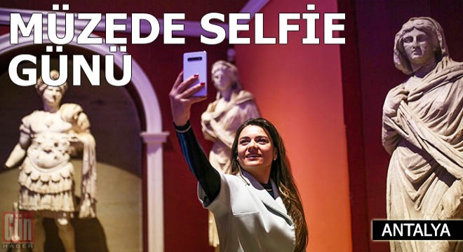 Müzede selfie günü