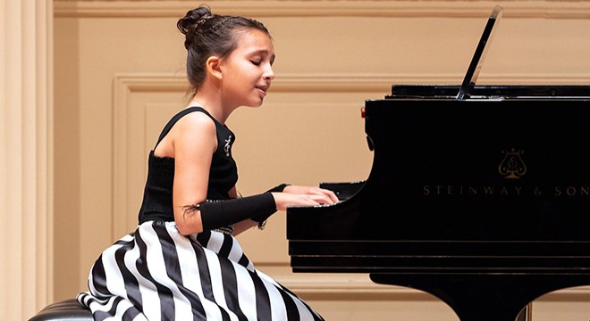 Müziğin altın çocuğu Çınara, New York tan ödülle döndü
