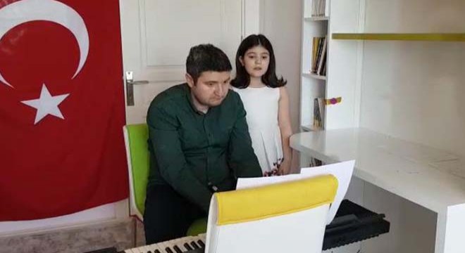 Müzik öğretmeni, kızıyla  23 Nisan  şarkısı yazdı