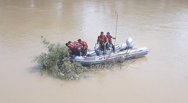 Nehirde kaybolan Ferhat ı arama çalışmalarında 3 üncü gün