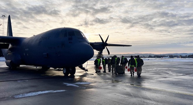 Norveç in  uçan ambulansı  depremzedelere yardım ediyor