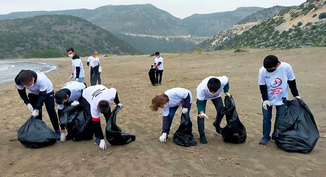 Öğrenciler Çayağzı Plajı nda çöp topladı