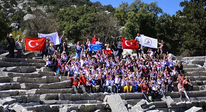 Öğrenciler Termessos antik kentinde