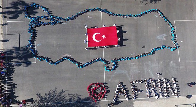 Öğrenciler, Türkiye haritası oluşturup, Afrin  yazdı