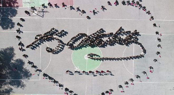 Öğrenciler, bedenleriyle Atatürk ün imzasını çizdi